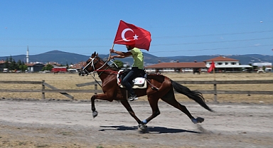 RAHVAN AT YARIŞLARI HEYECANINDA SIRA GÖLCÜK KOŞUSUNDA